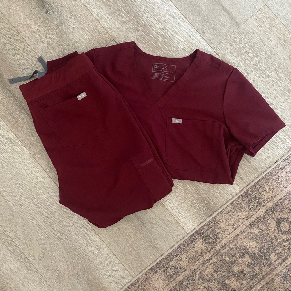 Figs Women’s Burgundy V-Neck Scrub Set In Medium